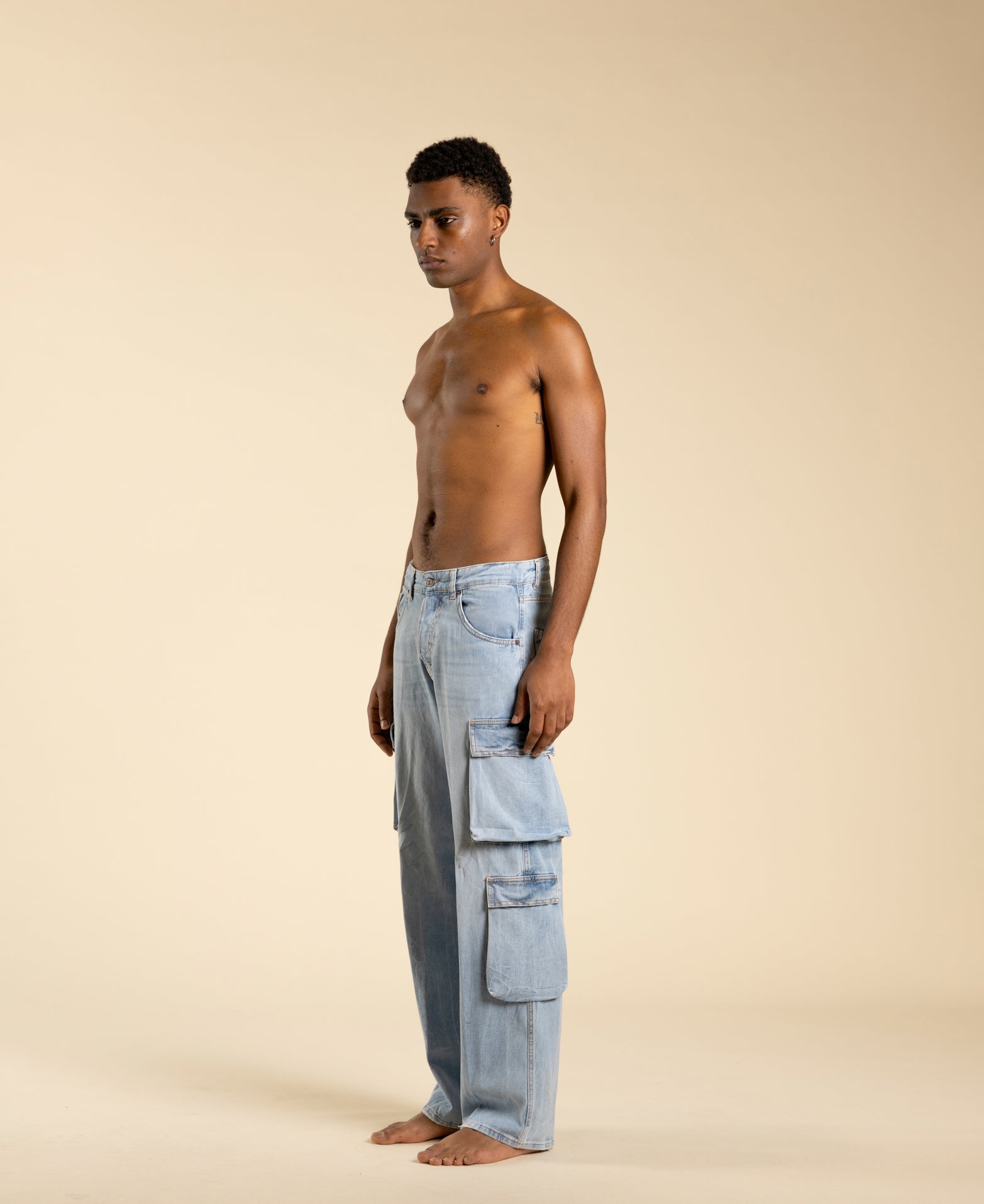 Wide-leg cargo jeans with a light faded effect