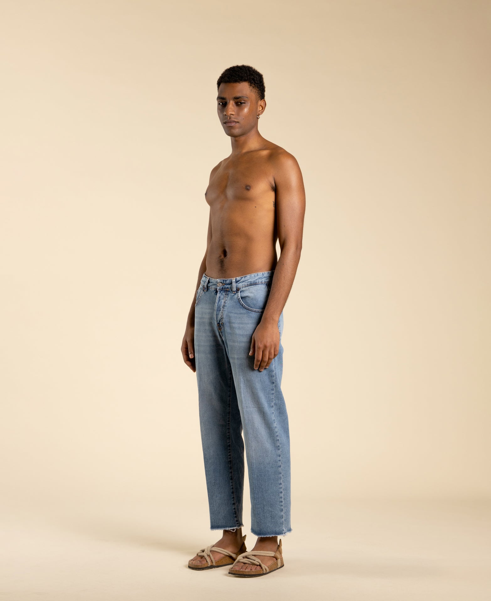 Cropped jeans with raw cut hem in denim