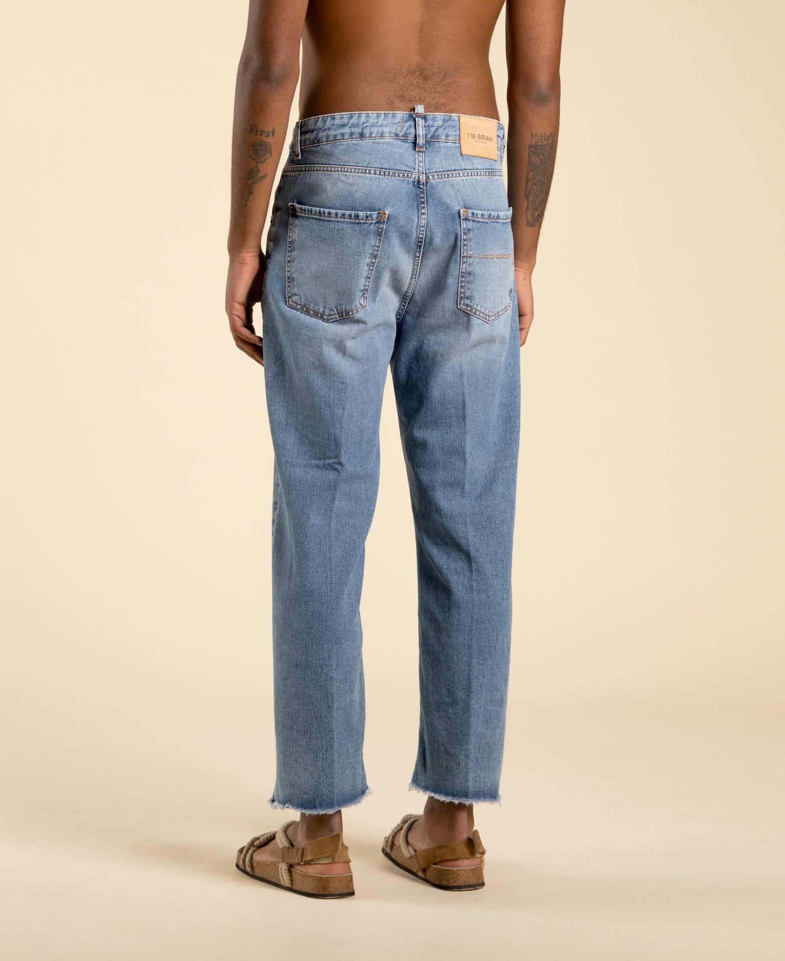 Cropped jeans with raw cut hem in denim
