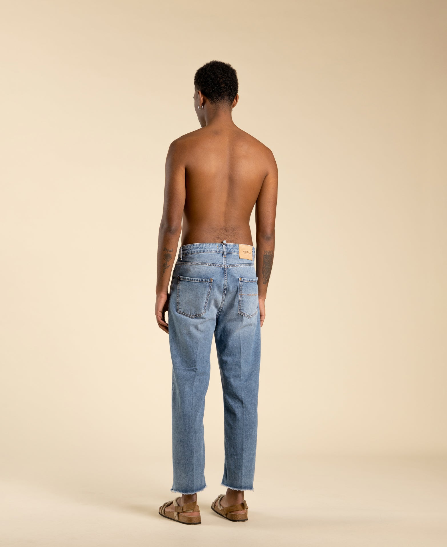 Cropped jeans with raw cut hem in denim