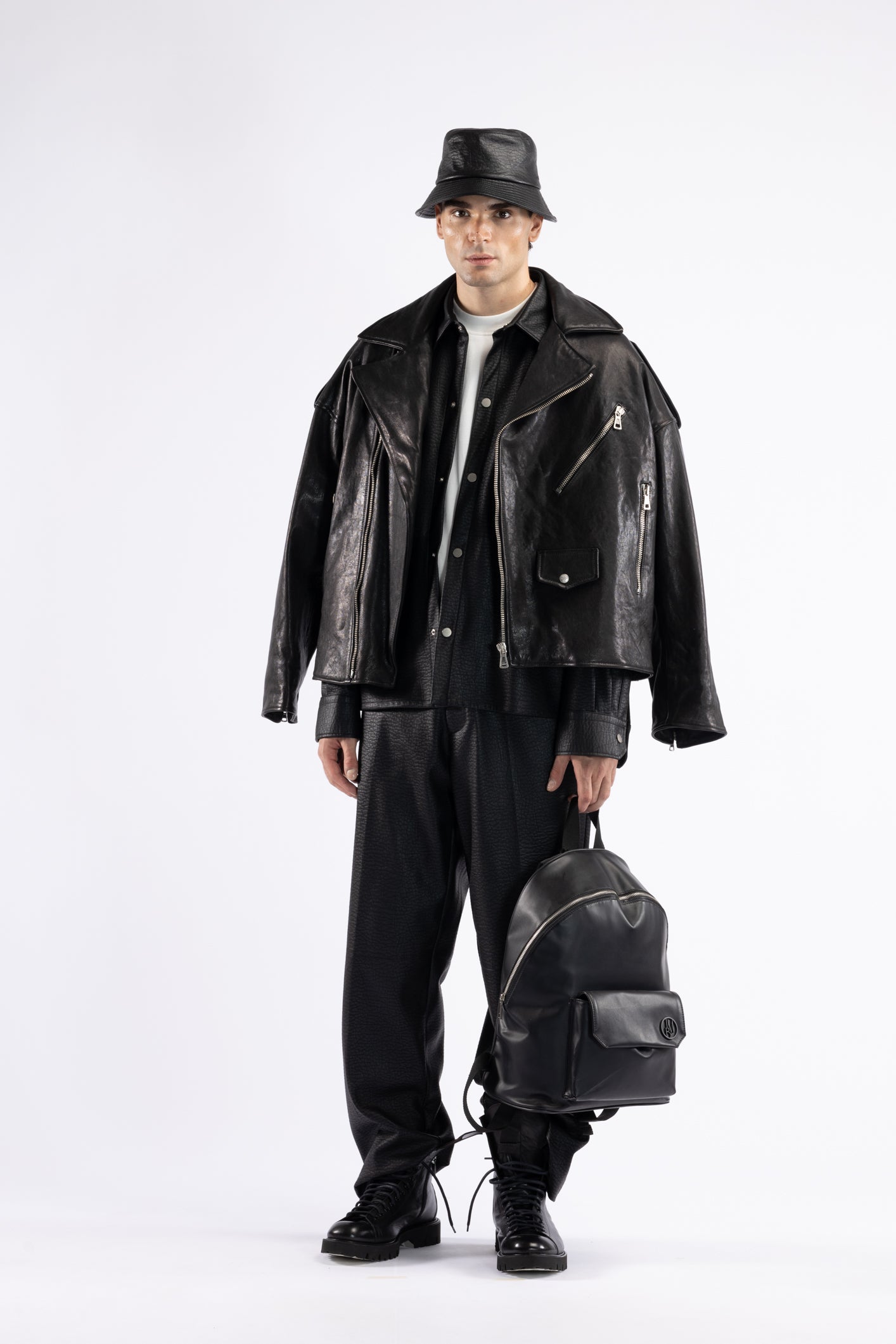 Bucket in leather-effect fabric