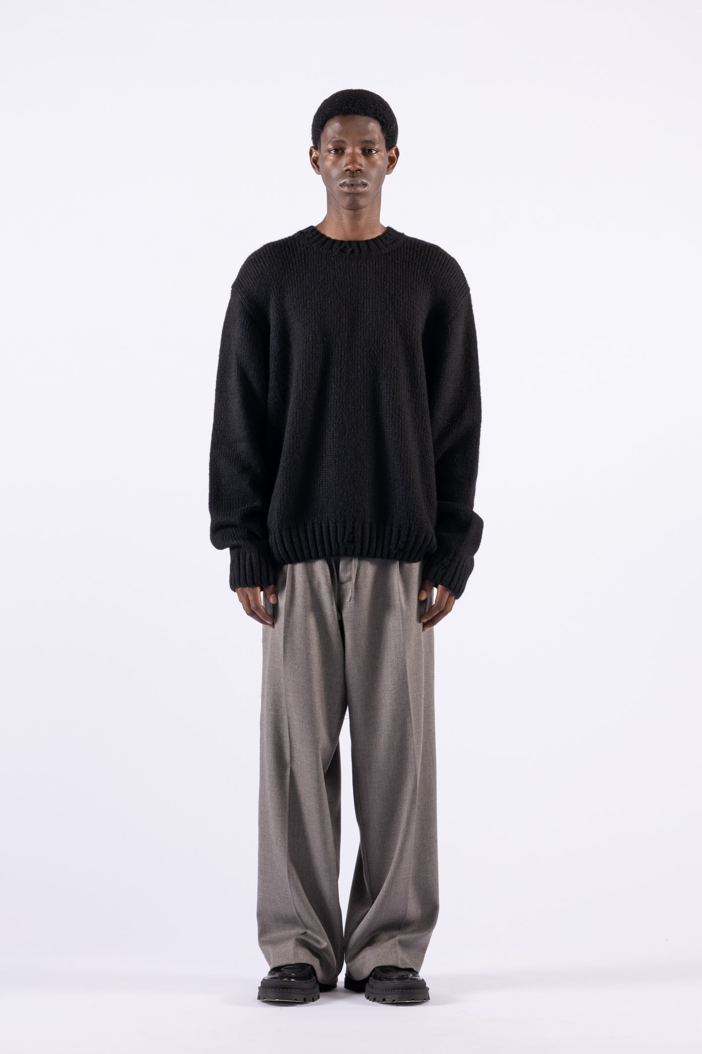 Maglia girocollo con rotture - Nero