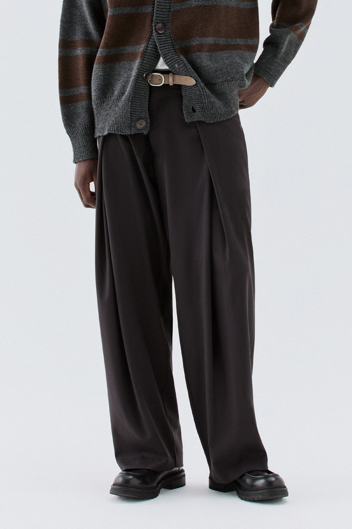 Pantaloni larghi con pinces avanti - Moro