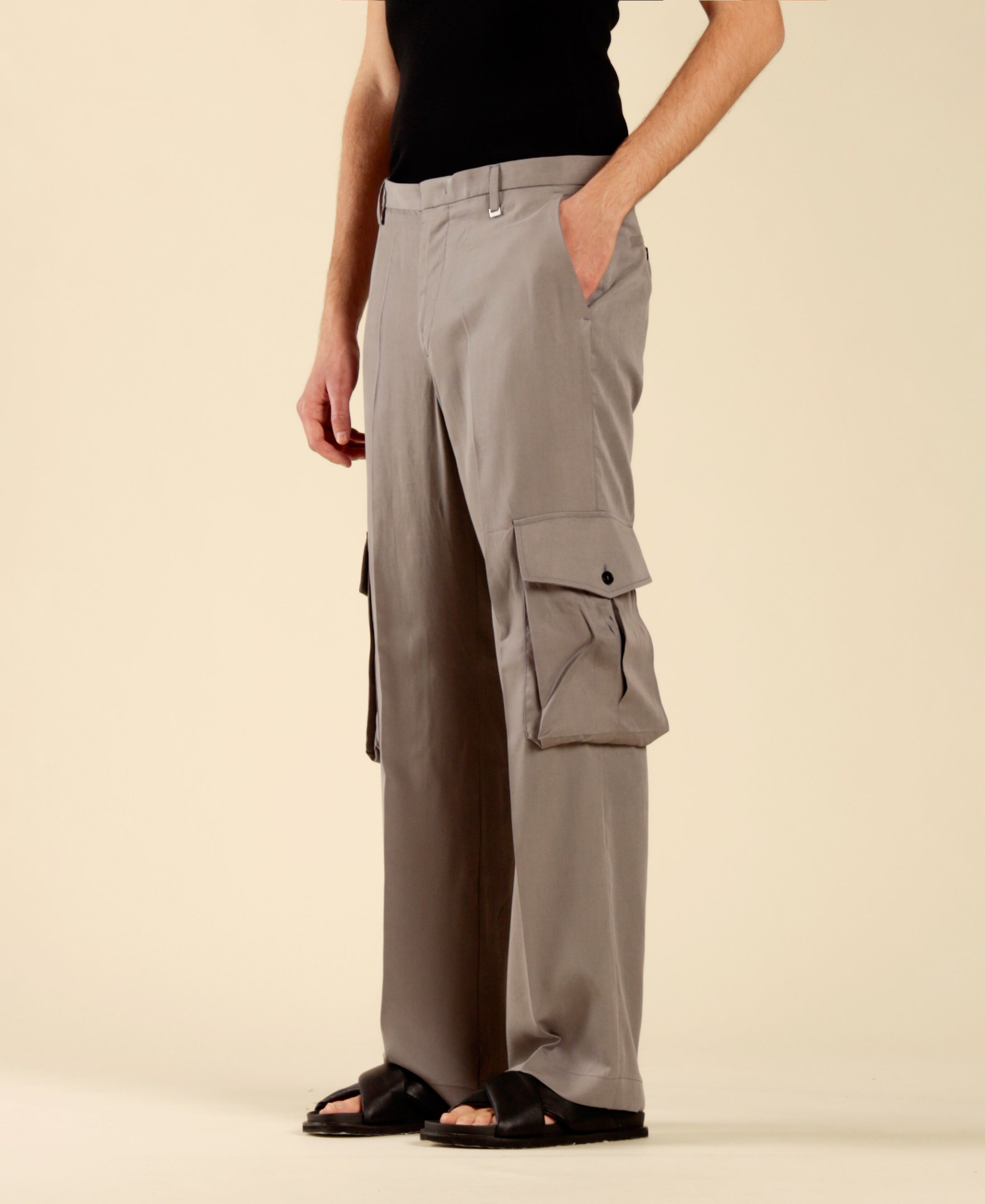 Wide-leg cargo trousers