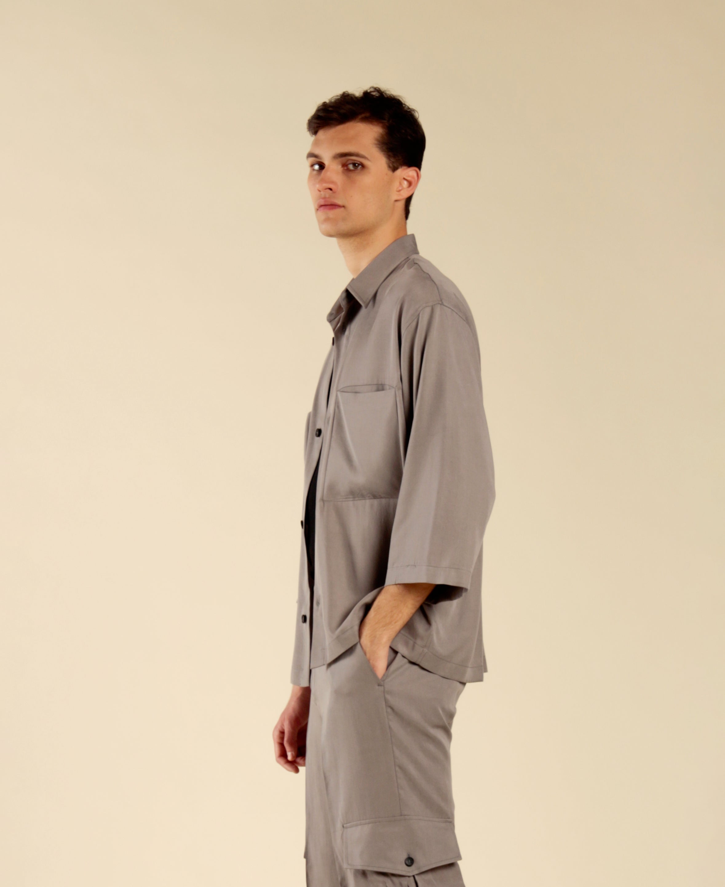 Wide elbow-length sleeve shirt with pockets
