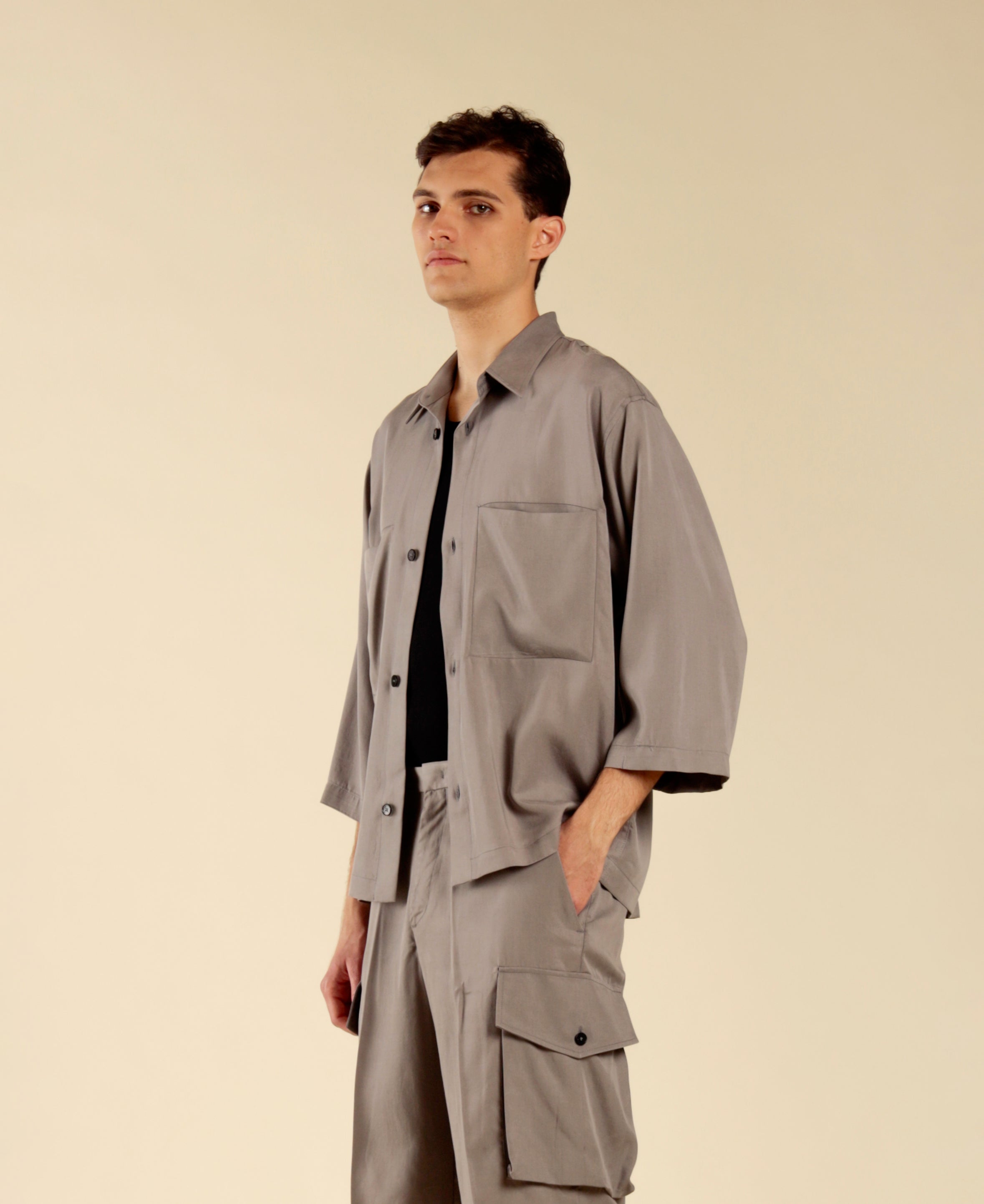 Wide elbow-length sleeve shirt with pockets