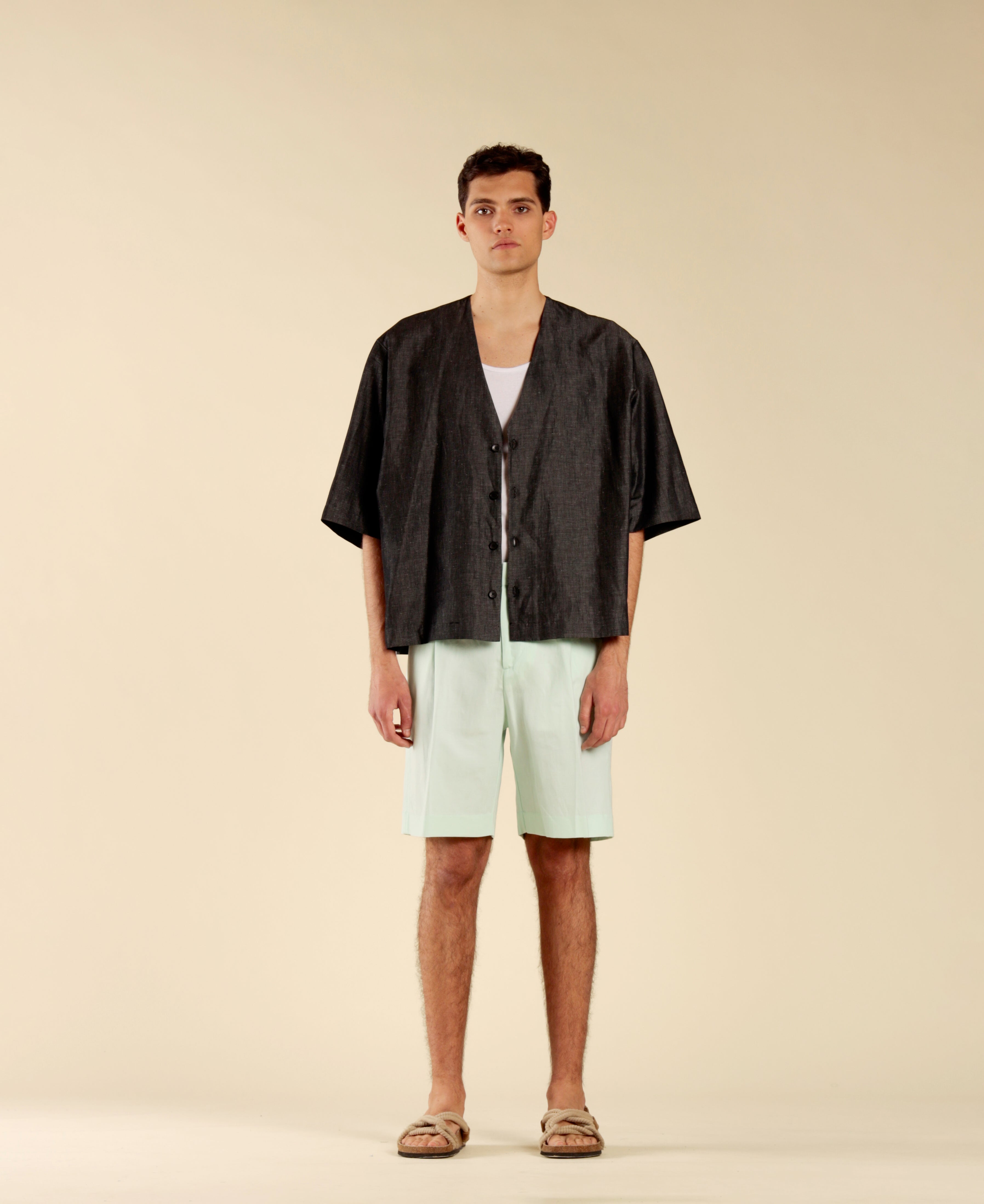 Cotton and linen Bermuda shorts with pleats - Green