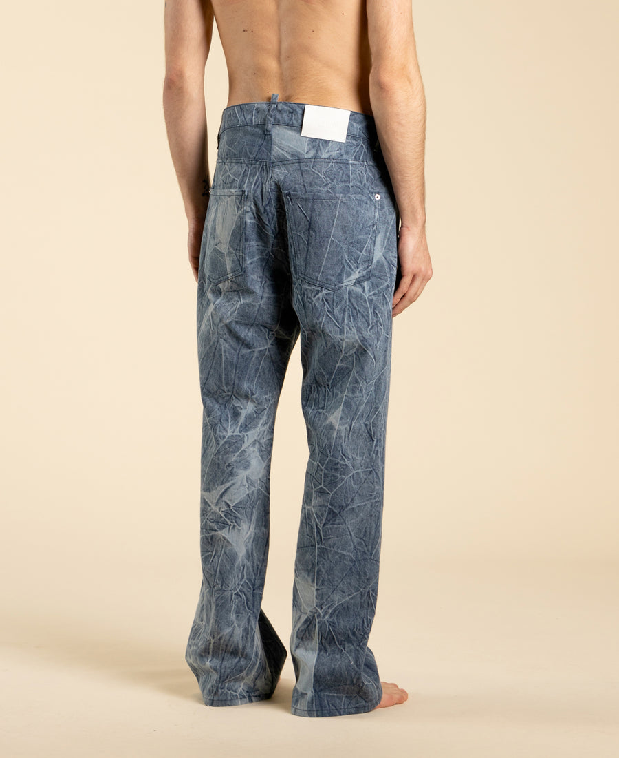 Jeans ampi in denim blu con texture