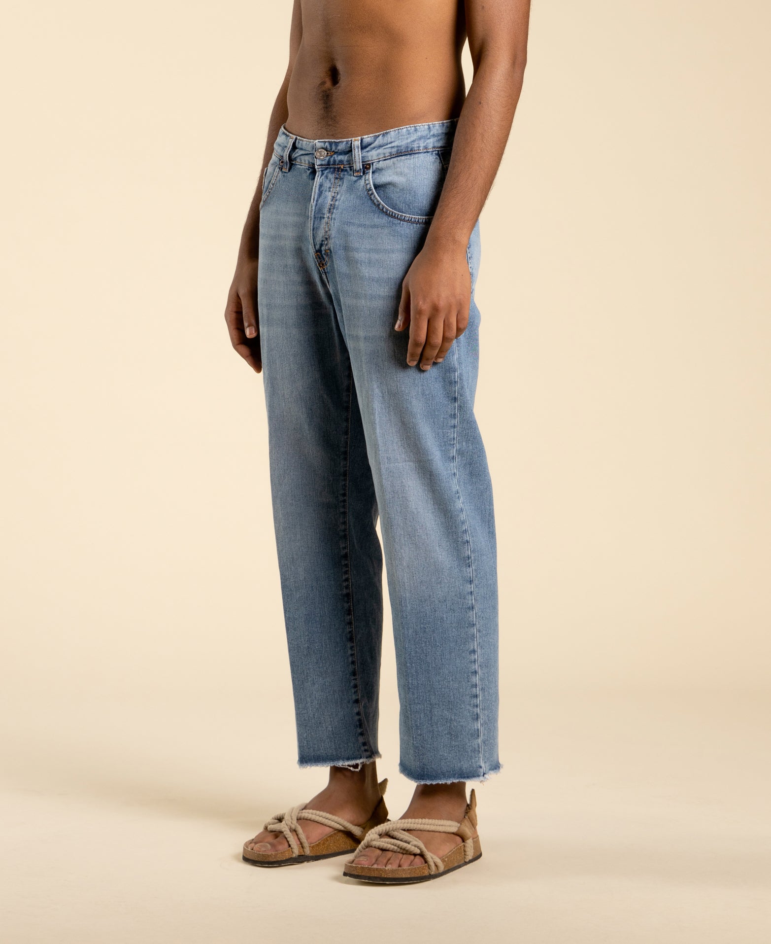 Cropped jeans with raw cut hem in denim