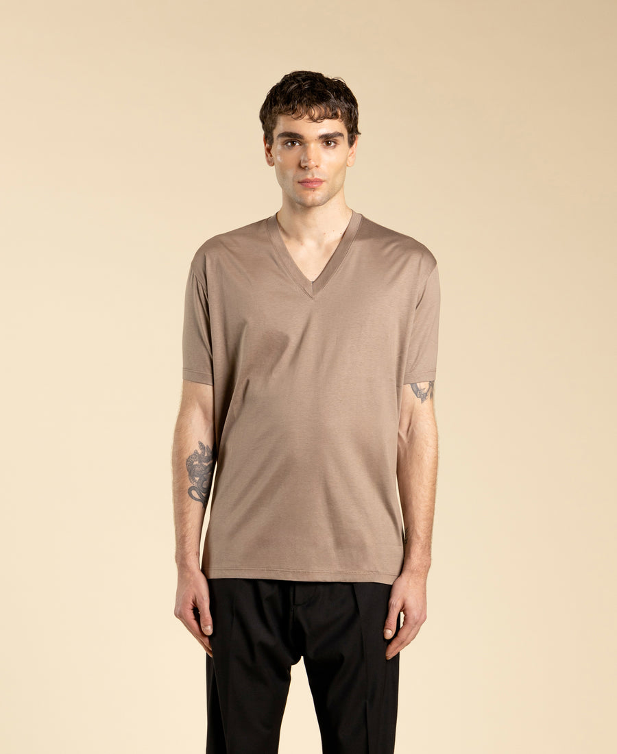 T-shirt in cotone modal mercerizzato scollo a punta - Fango