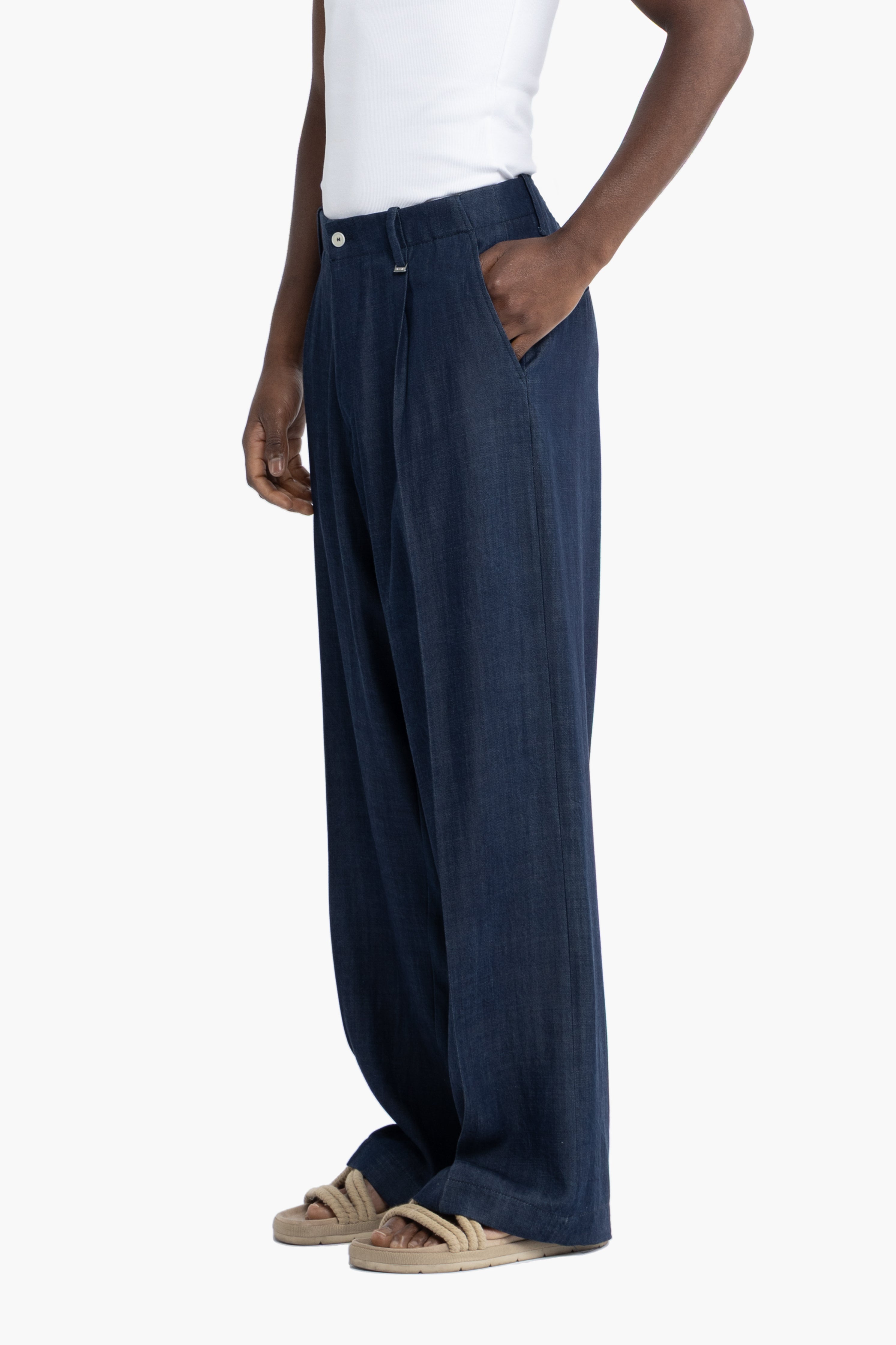 Pantalone con pinces effetto denim