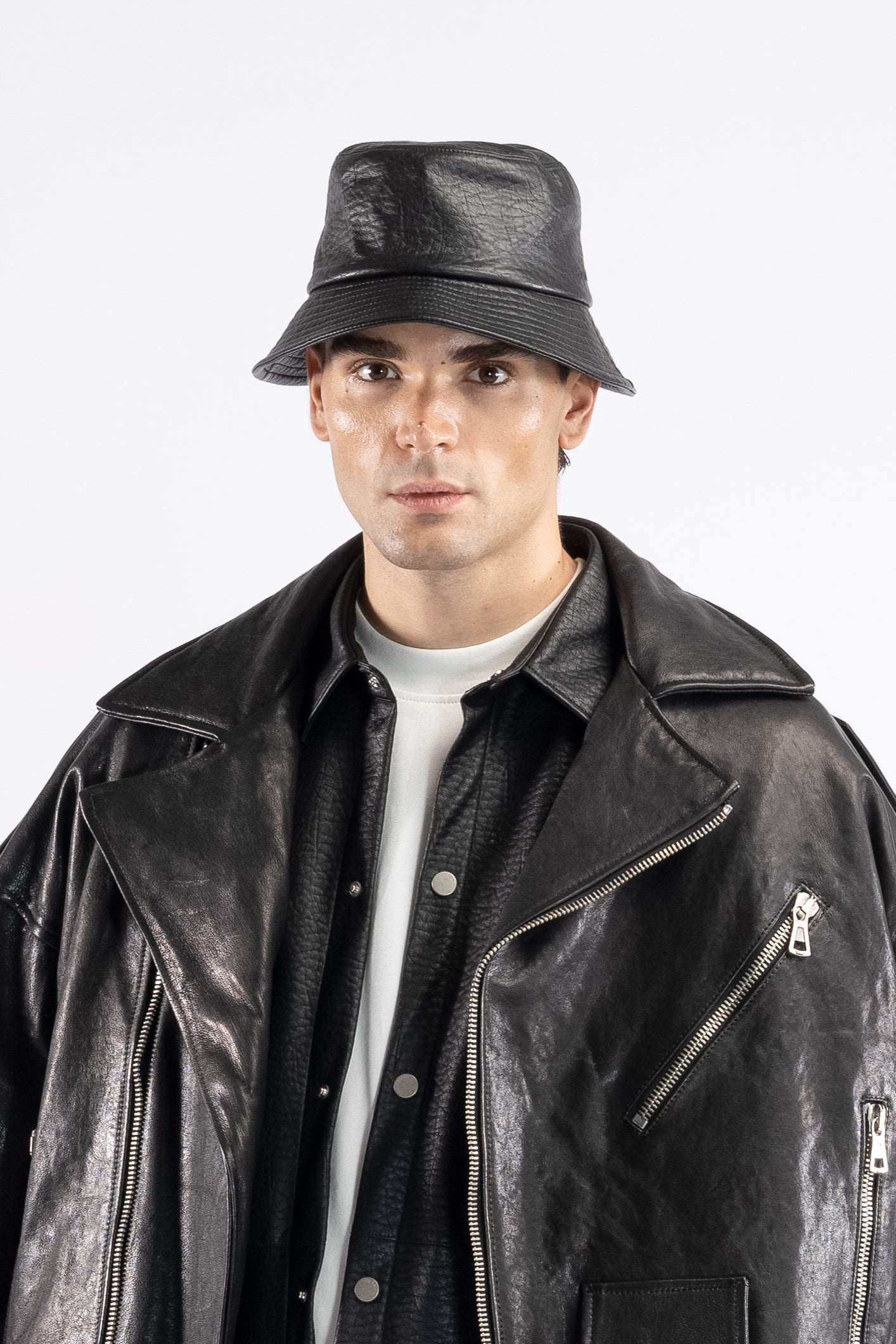 Bucket in leather-effect fabric