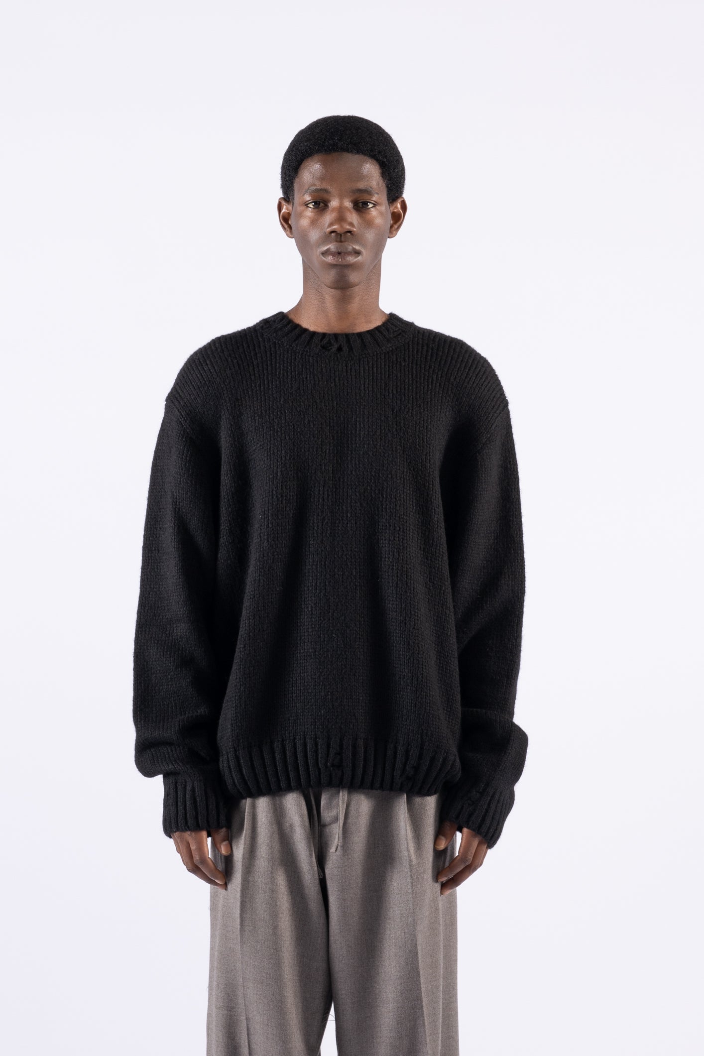 Maglia girocollo con rotture - Nero