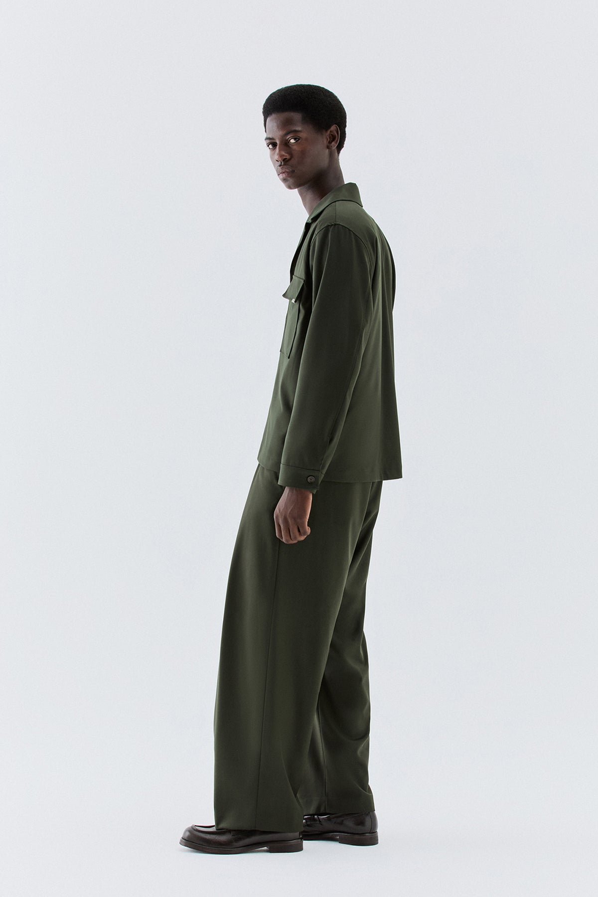 Pantaloni larghi con pinces avanti - Verde
