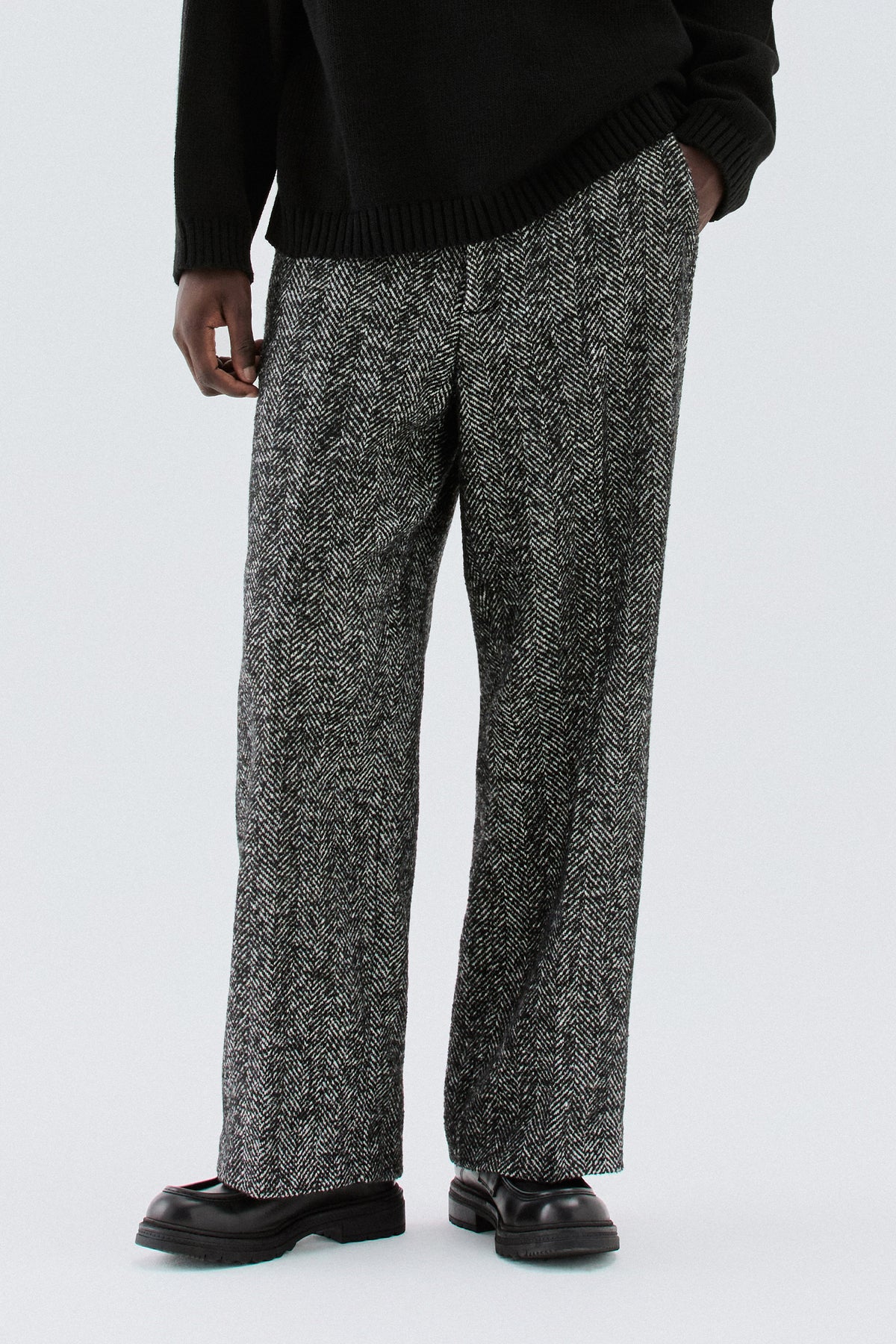 Pantaloni molto ampi motivo spigato