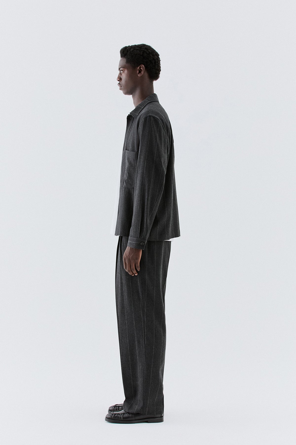 Pantaloni larghi gessati in lana