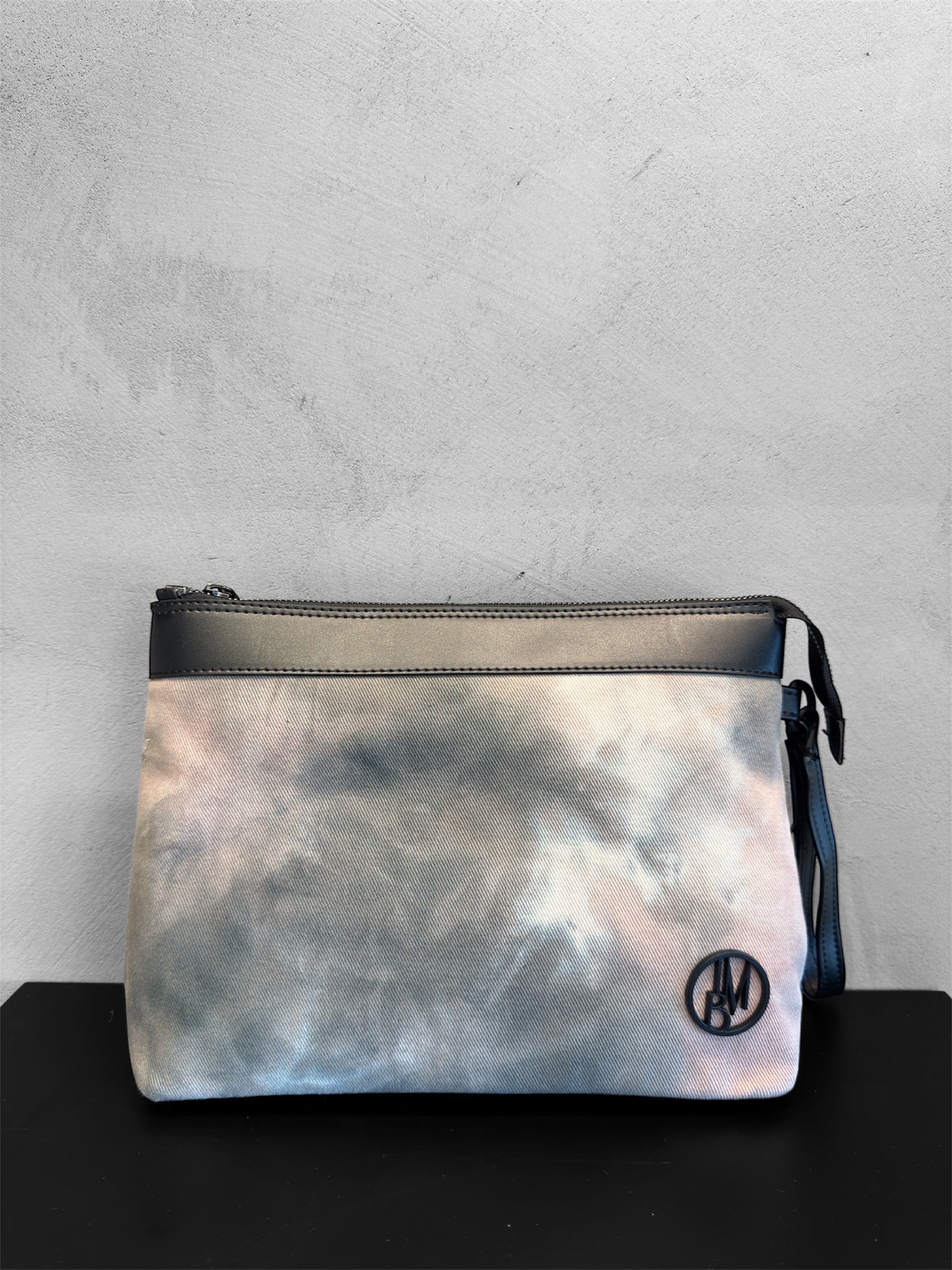 Pochette in badly dyed denim