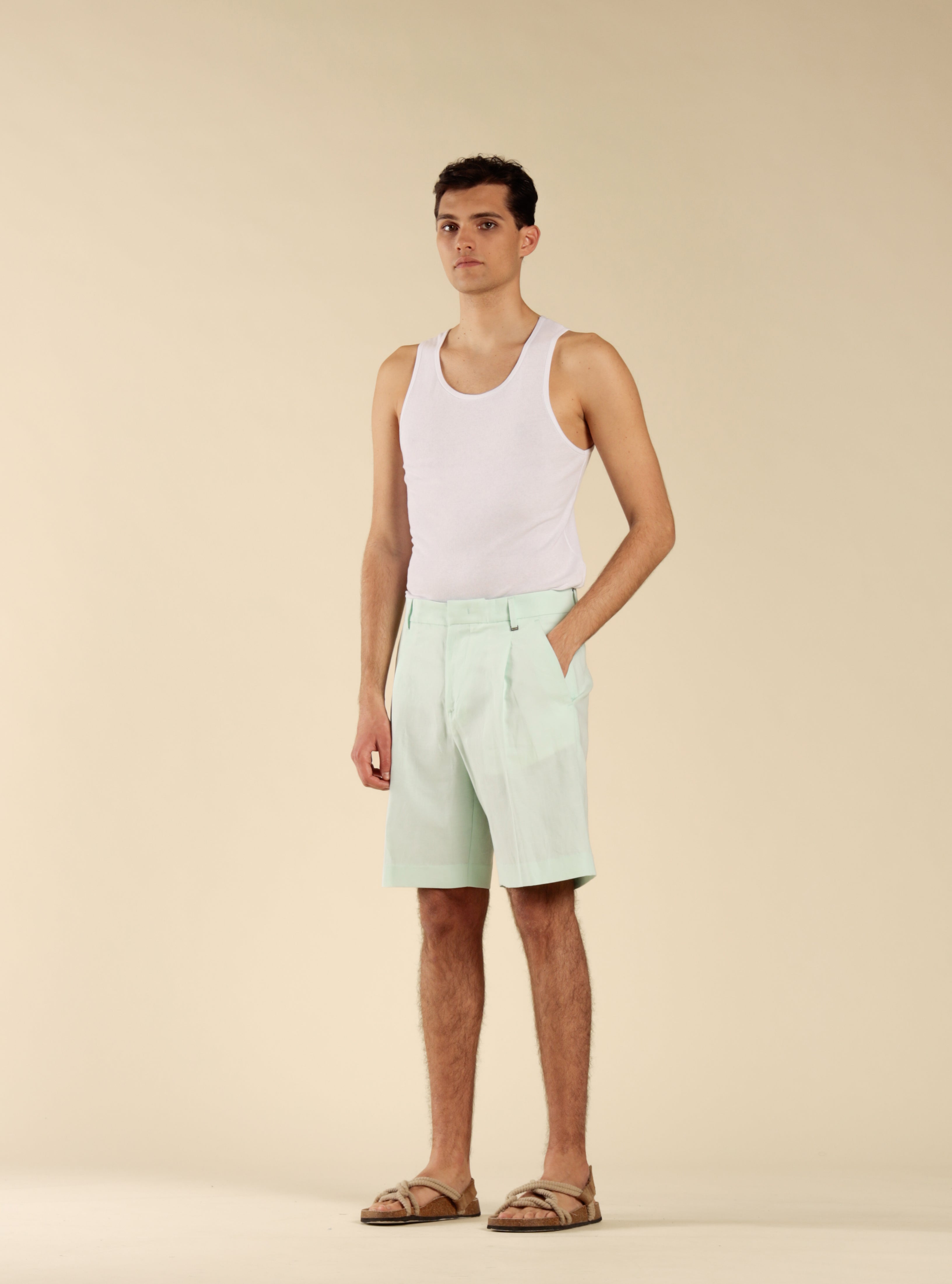 Cotton and linen Bermuda shorts with pleats - Green