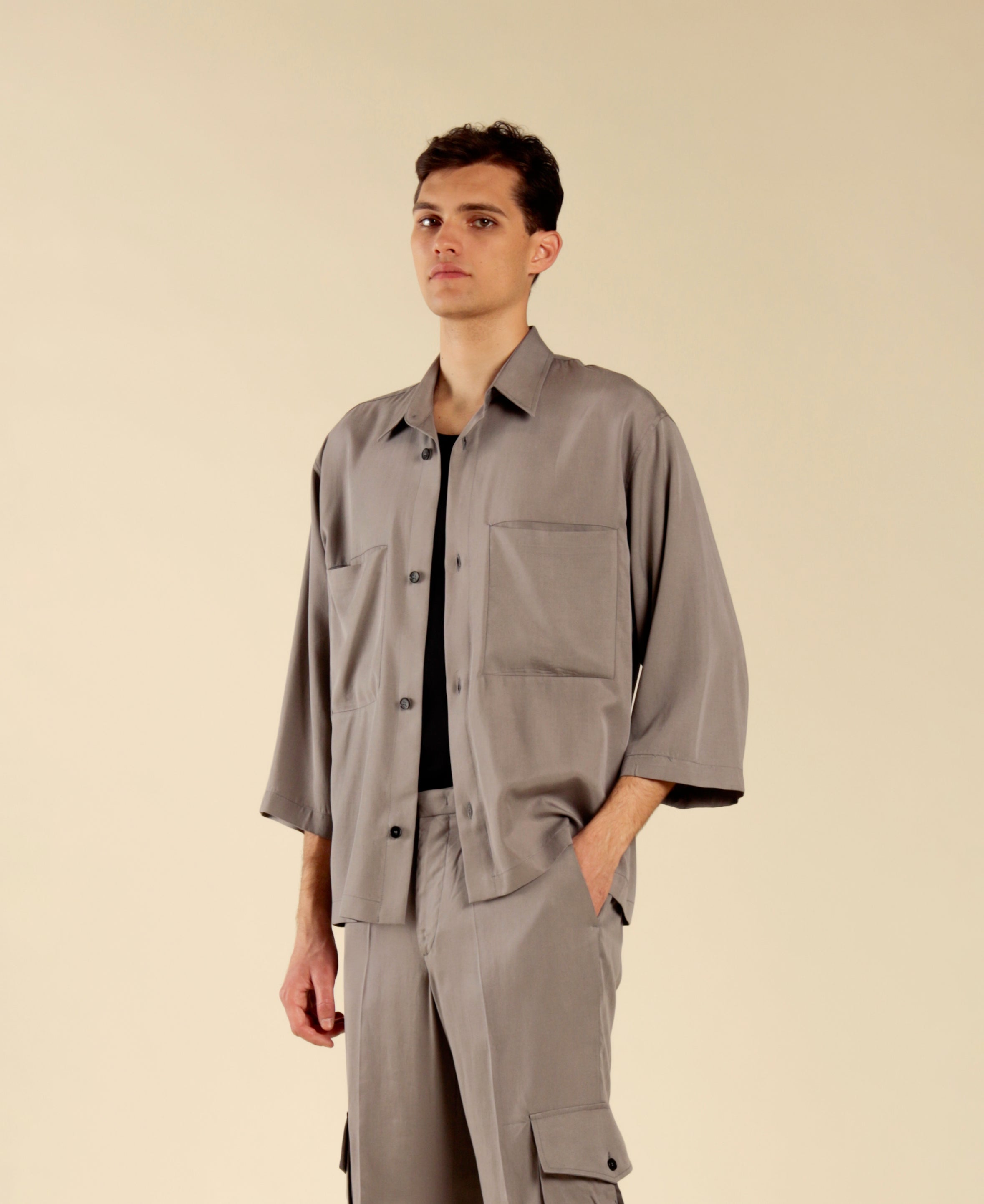 Wide elbow-length sleeve shirt with pockets