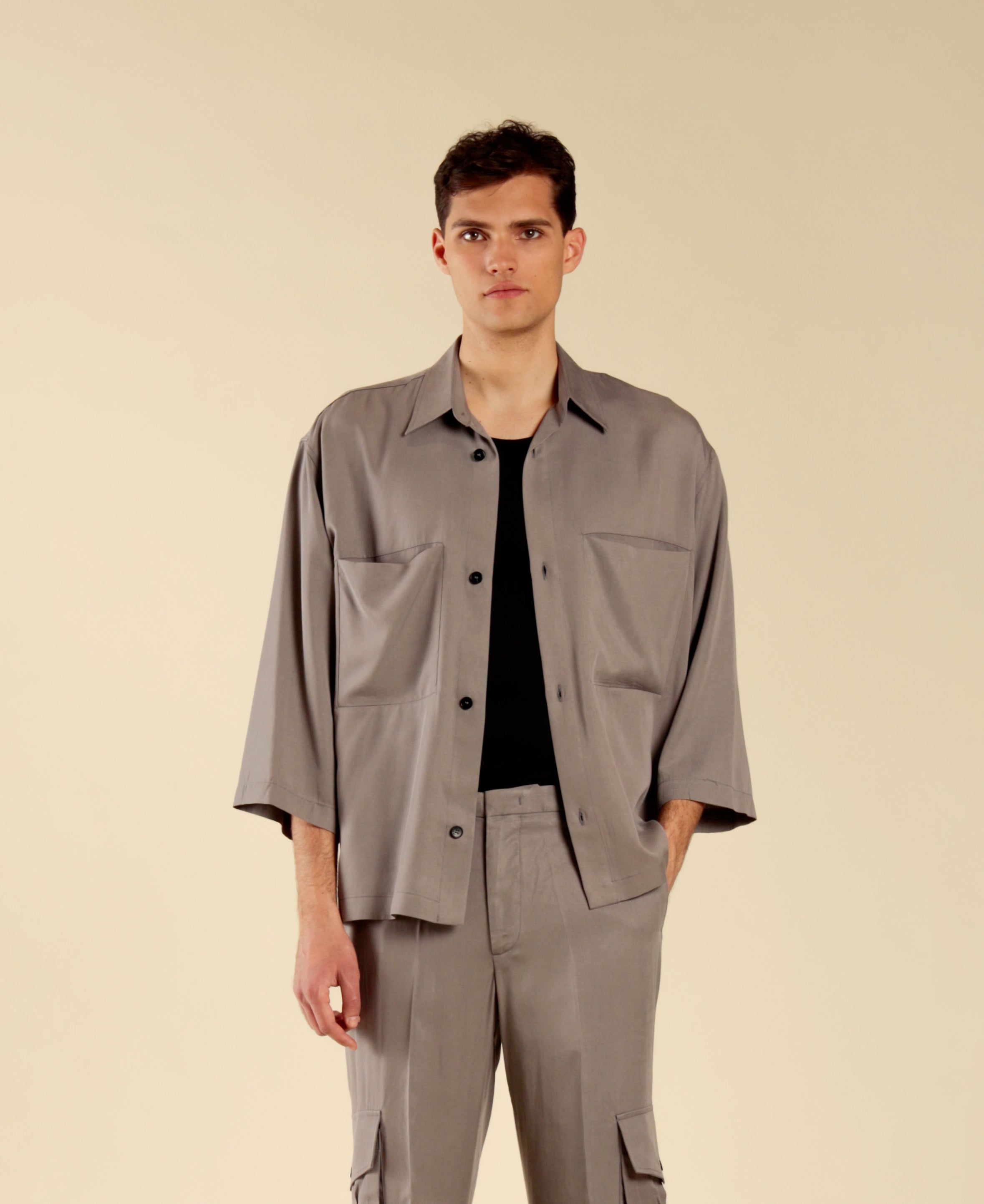 Wide elbow-length sleeve shirt with pockets
