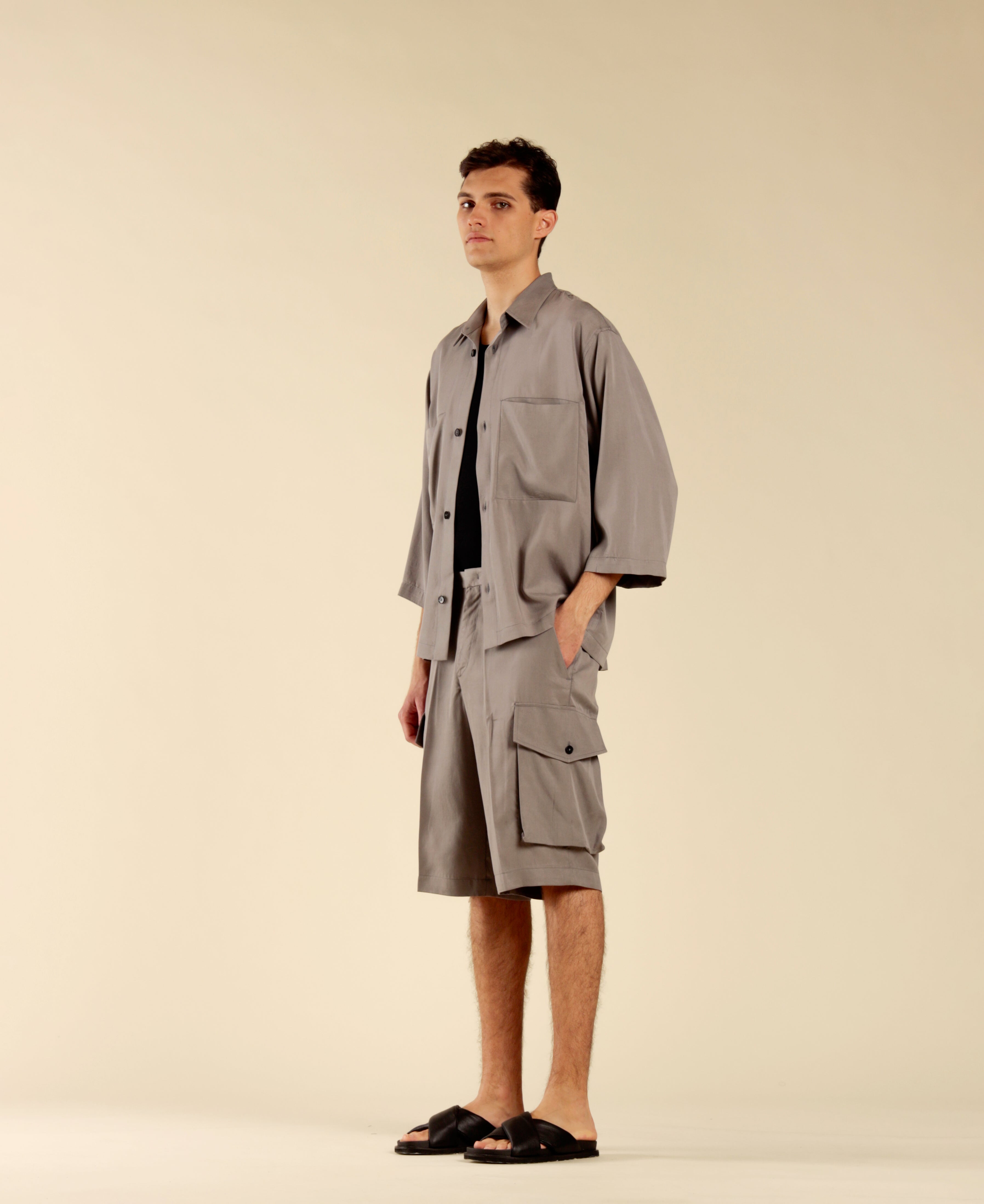 Wide elbow-length sleeve shirt with pockets