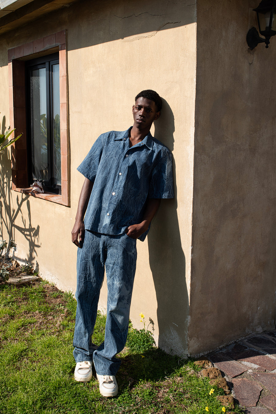 Camicia in denim blu con texture