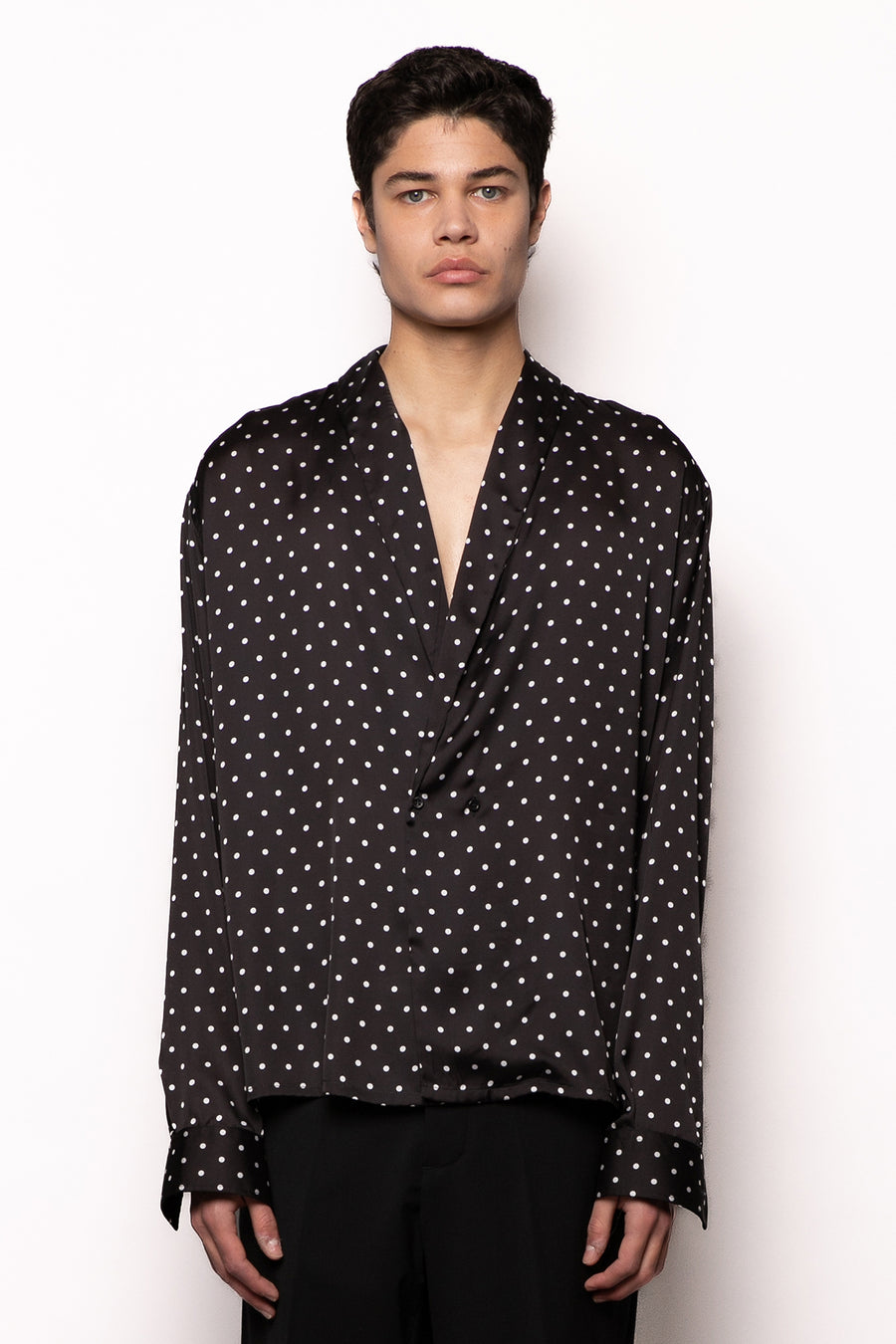 Camicia doppiopetto a maniche lunghe collo sciallato con stampa pois