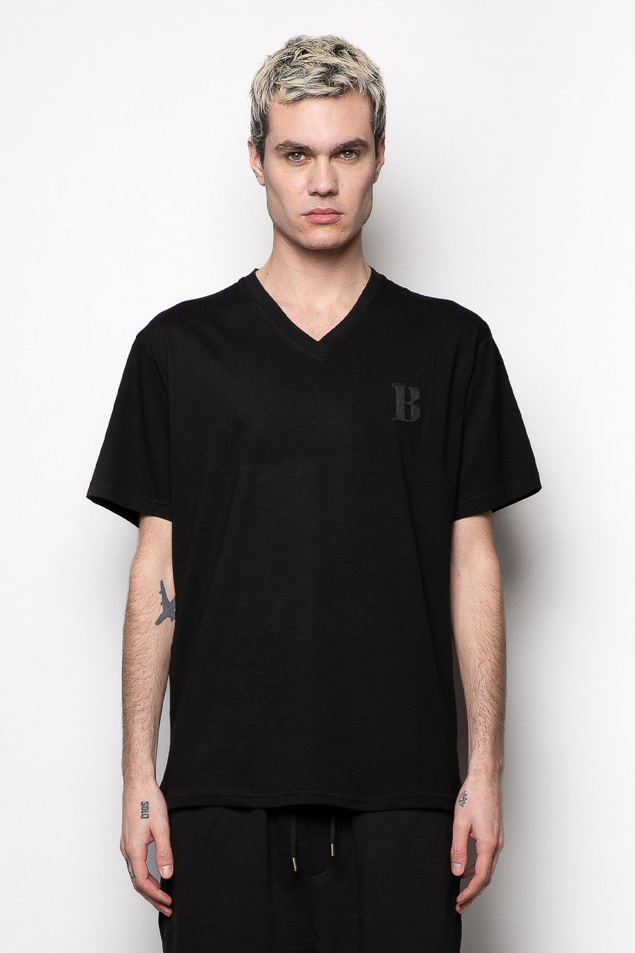 T-shirt in tessuto cotone scollo a punta con ricamo - Nero