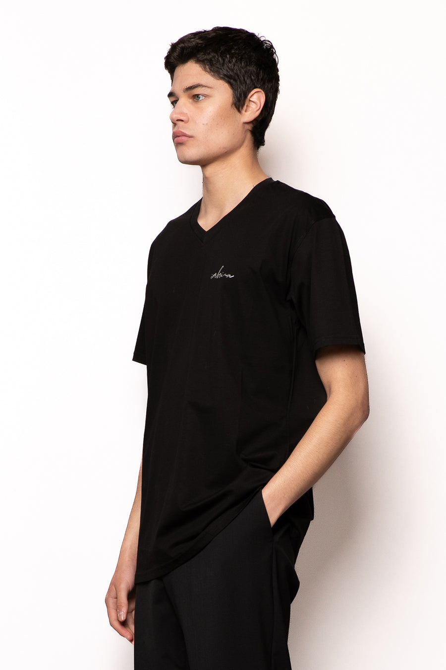 T-shirt in cotone mercerizzato scollo a punta con logo termoadesivo - Nero