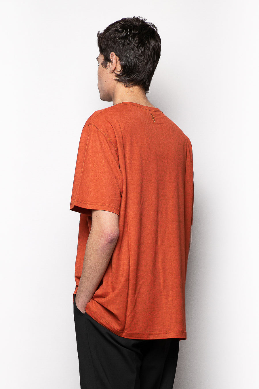T-shirt in tessuto rayon lucido stretch con ricamo retro collo - Ruggine