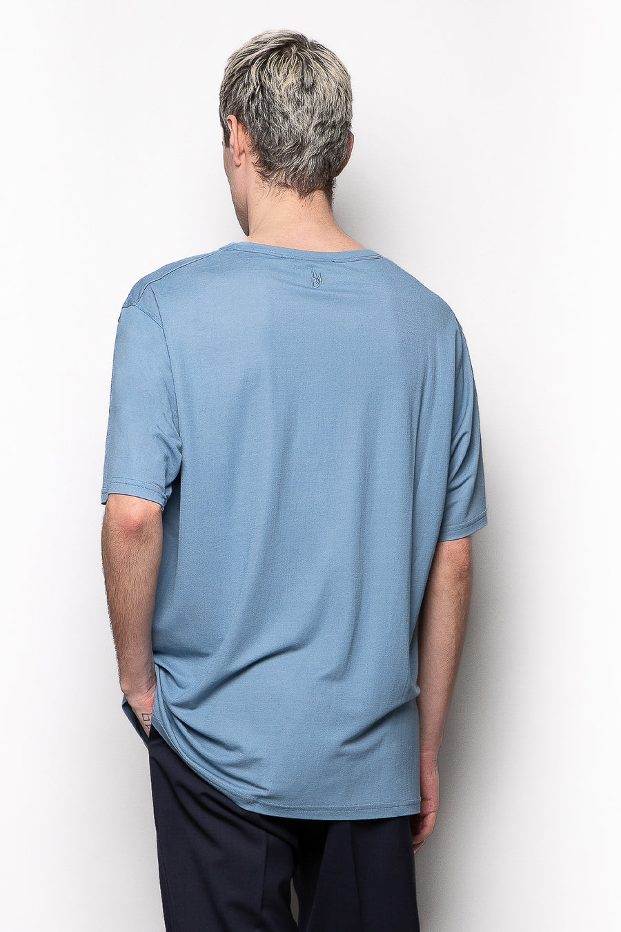 T-shirt in tessuto rayon lucido stretch con ricamo retro collo - Celeste