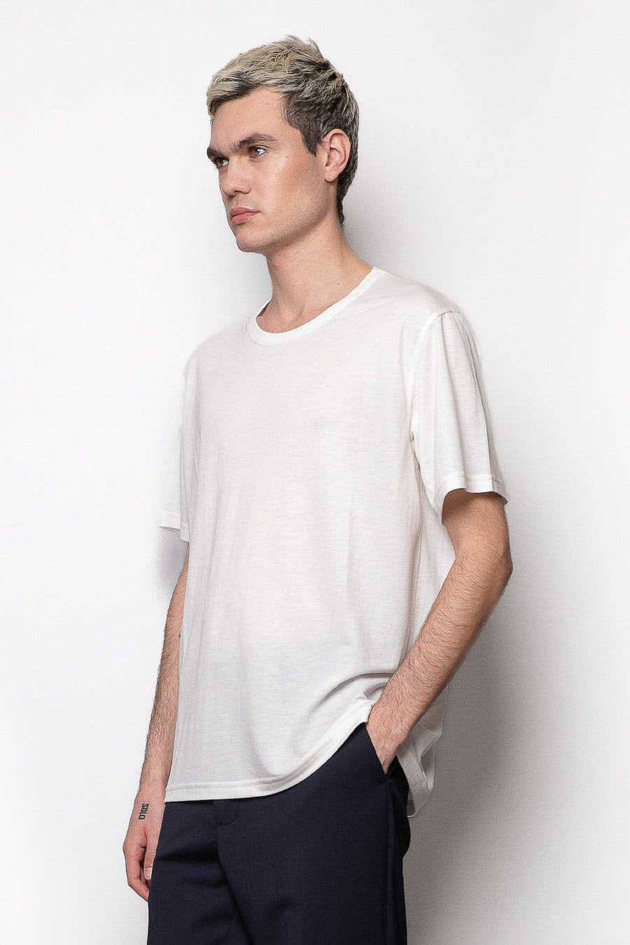 T-shirt in tessuto rayon lucido stretch con ricamo retro collo - Bianco