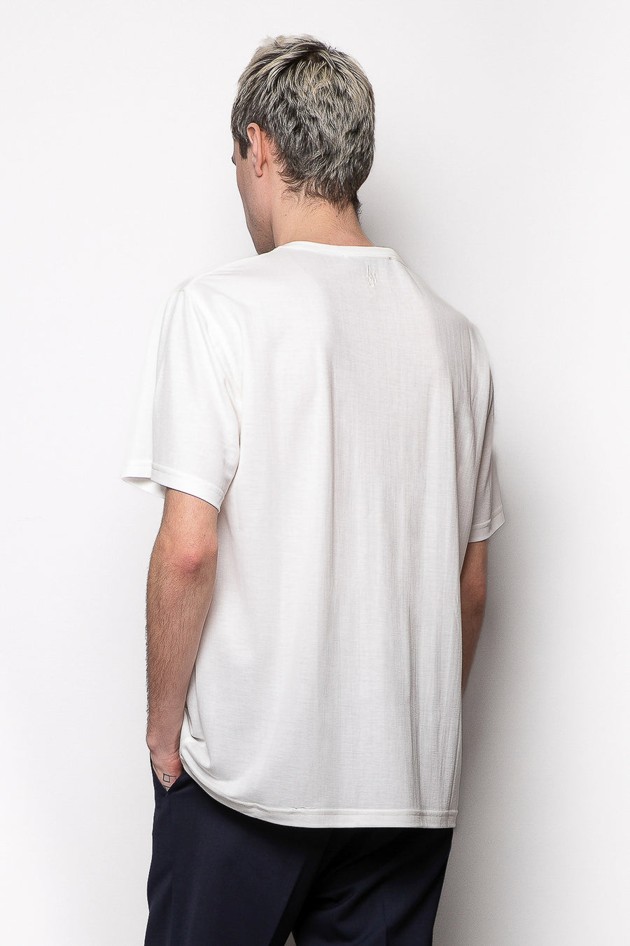 T-shirt in tessuto rayon lucido stretch con ricamo retro collo - Bianco