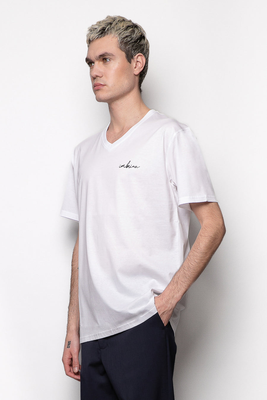 T-shirt in cotone mercerizzato scollo a punta con logo termoadesivo - Bianco